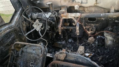 خێرخوازان بەهانای ئەو گەنجەوە چوون کە سەیارەکەی سووتا