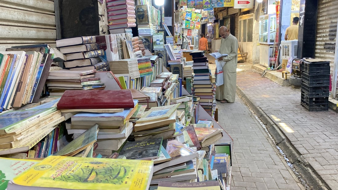 صور: كتاب “عراقي كويتي” حول الرجال يجذب قراء النجف مع أبحاث إيرانية حول المرأة