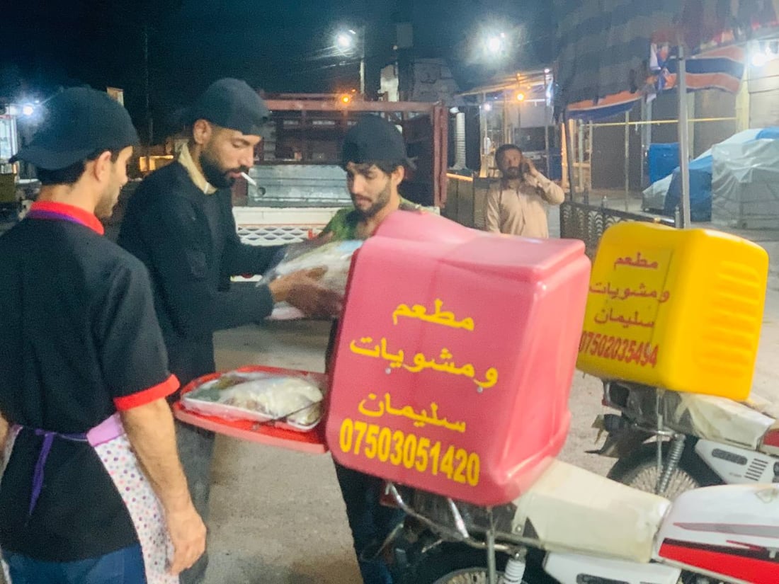 يقصده حتى أهل ربيعة.. مطعم “سليمان” الأشهر في زمار يبيع 200 دجاجة يومياً (صور)