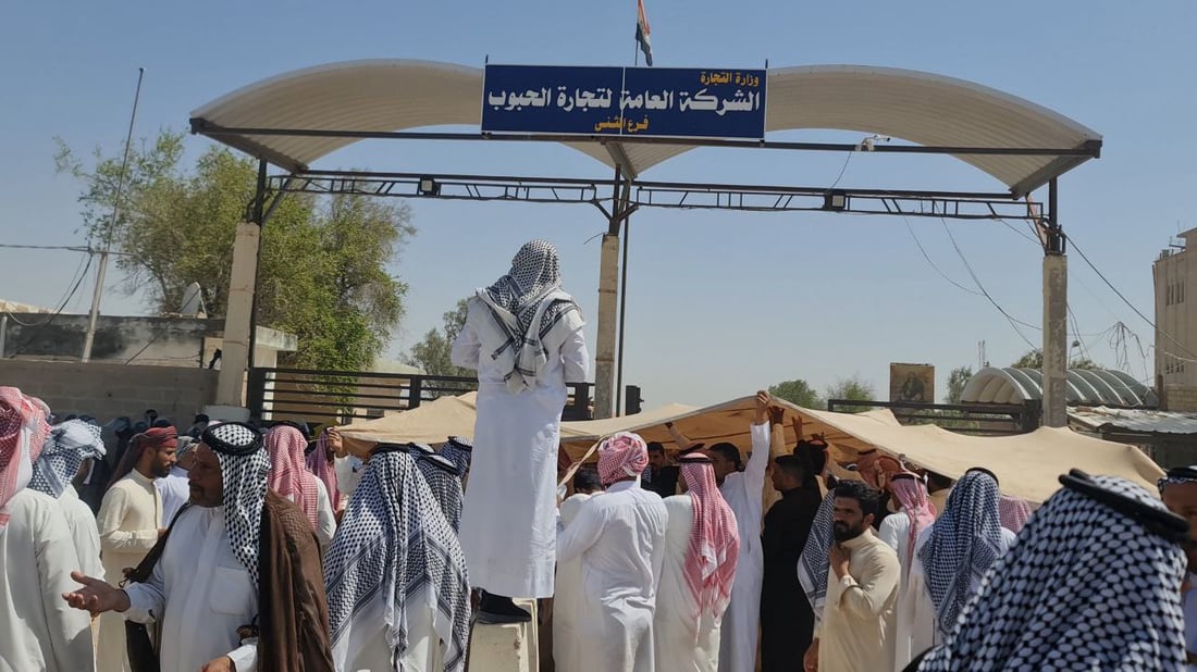 مزارعو المثنى يغلقون سايلو السماوة احتجاجاً على تأخير مستحقاتهم (صور)