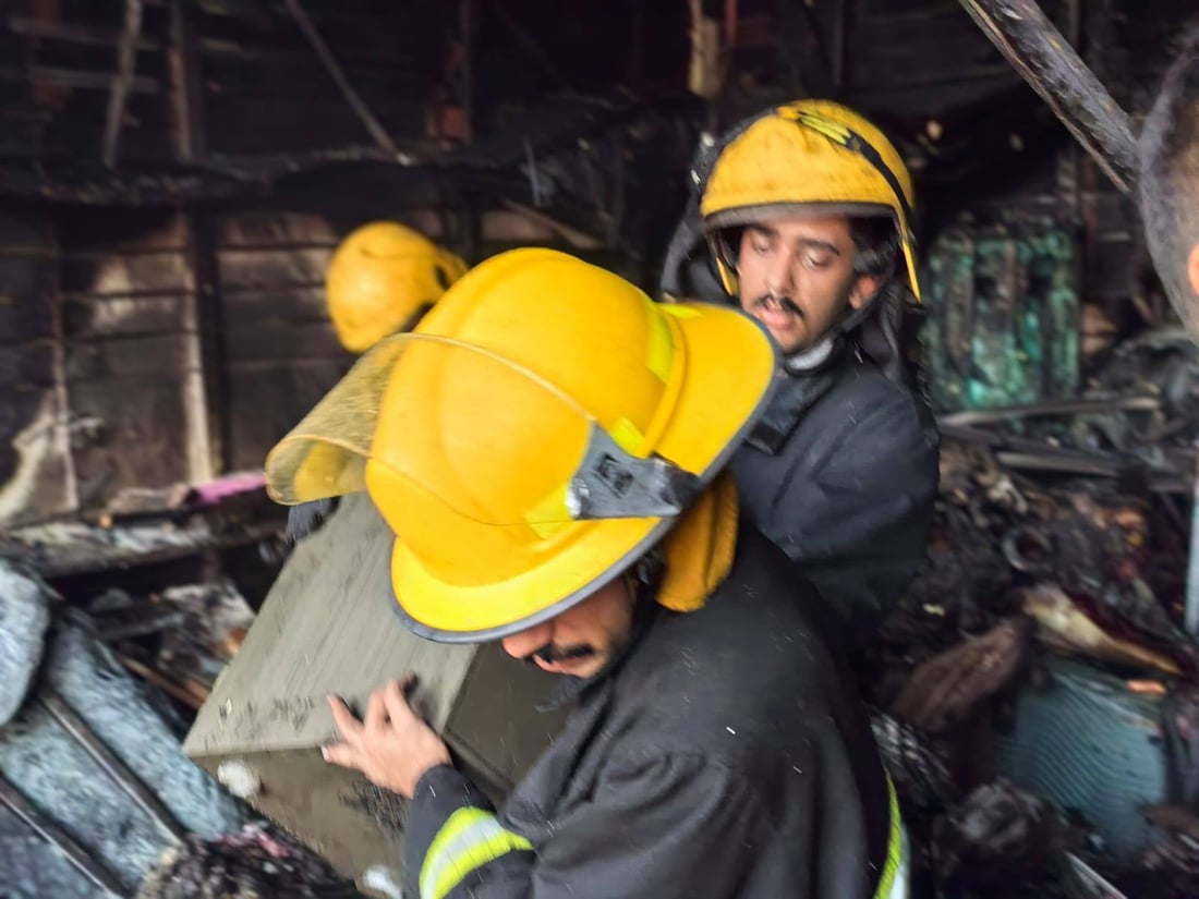 17 فرقة إطفاء تخمد حريقاً ضخماً في مجمع المشن بالكرادة (صور)