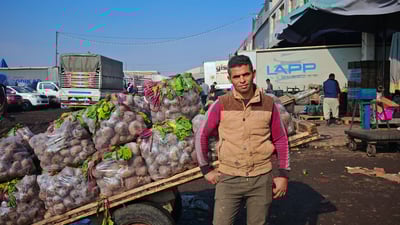 بە عەرەبانەیەکی سێ مەترییەوە باری دوو تۆنی بار دەکات