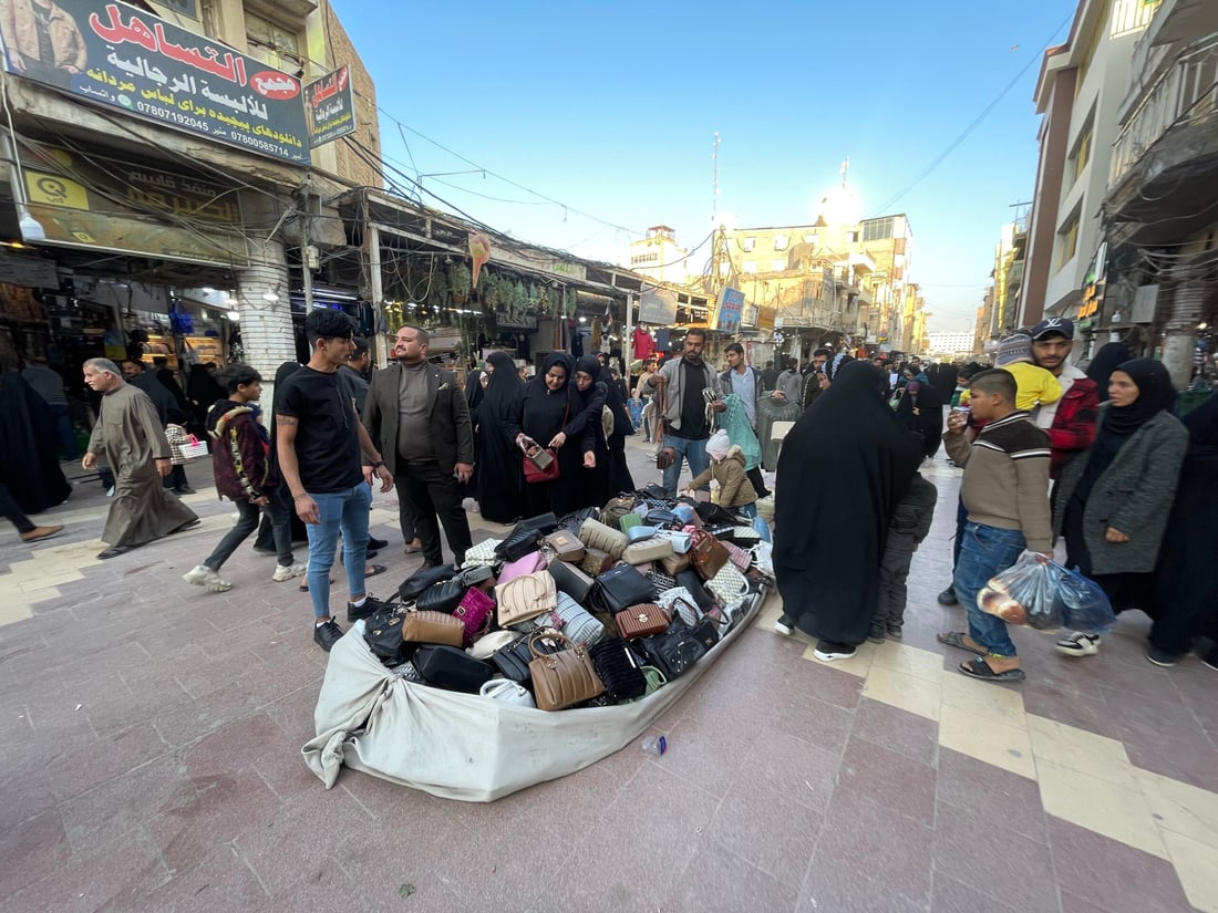 إنه أكثر مكان إثارة للمتاعب.. بلدية النجف في كر وفر مع بسطات شارع الصادق