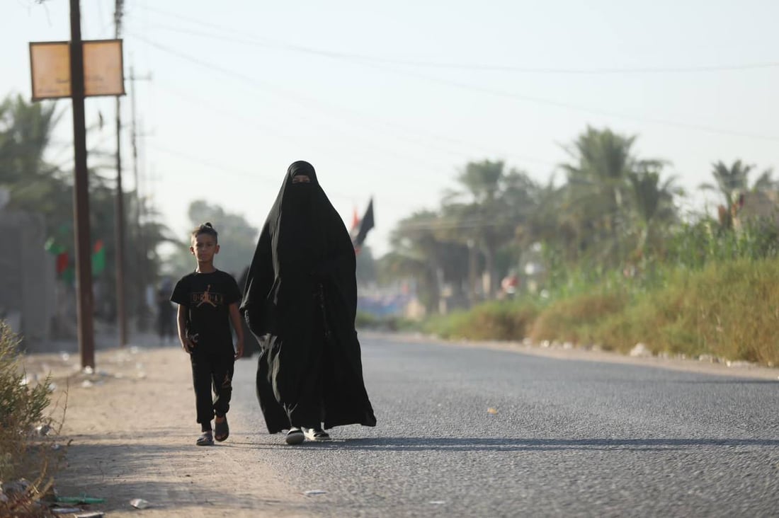 صور من بساتين بابل.. حشود الزائرين تشق طريقها نحو كربلاء مشياً على الأقدام