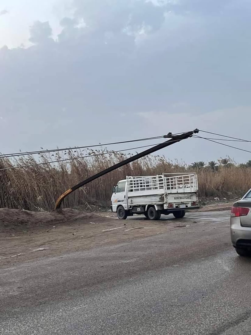 فيديو: هبّة رياح نكبت مناطق أبو غريب.. عشرات الأعمدة سقطت والملعب تدمّر