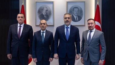 معارضو حكومة كركوك في ضيافة وزير خارجية تركيا هاكان فيدان