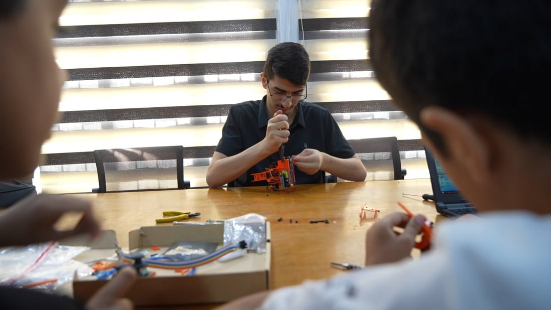 فيديو: 300 عراقي يصنعون الروبوتات في البصرة.. قريباً إلى أثينا