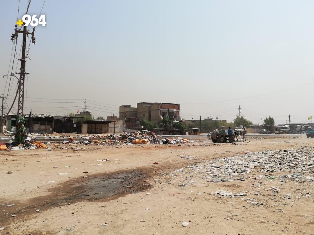 الفضيلية “لا تطاق” والأهالي يتبادلون اللوم مع البلدية ويطلبون أكياس قمامة