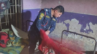 قوة أمنية تداهم منزل منتسب ظهر وهو يعنّف طفليه في مدينة الصدر