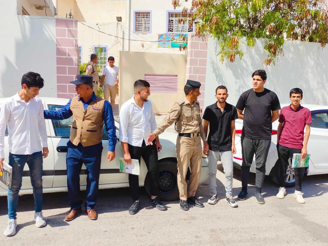 عصائر ودعم نفسي.. الشرطة المجتمعية تشارك طلبة المشخاب لحظات ما قبل الامتحان (صور)