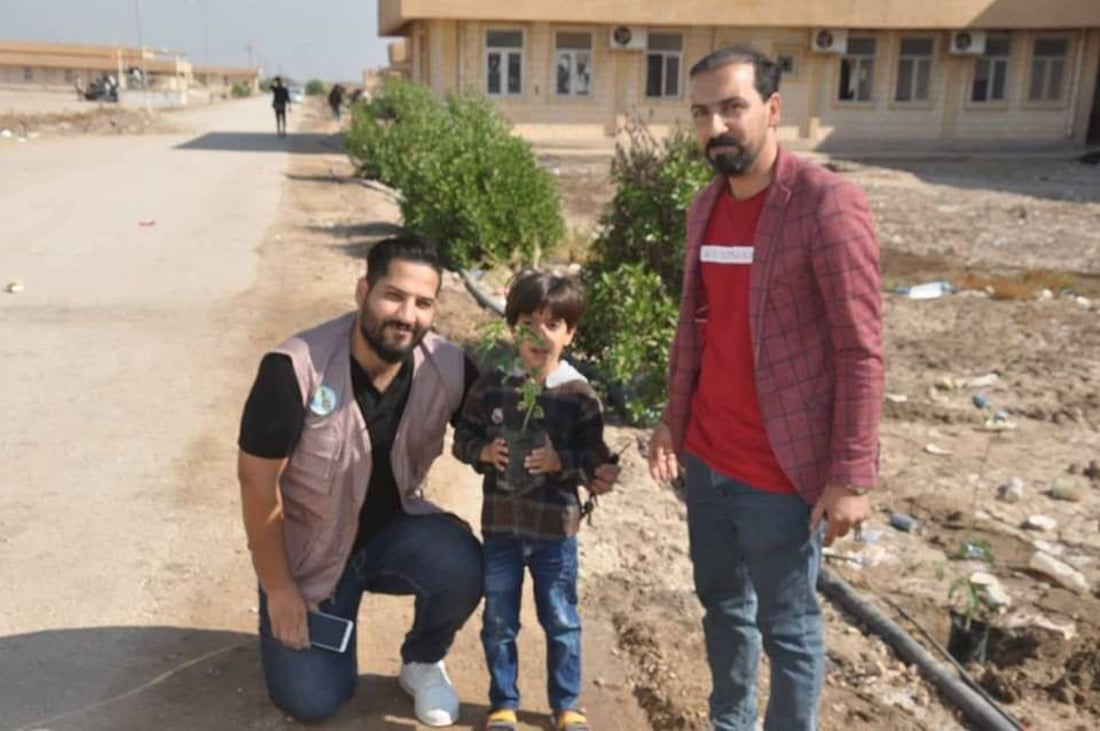 المثنى: الإدارات تعمل مع المتطوعين لتشجير المدارس بـ”البيزا والأكاسيا” (صور)