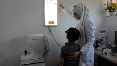 لا تخافوا.. أيادي الرحمة تحيط الأطفال بالحب في أول لحظات المدرسة (فيديو)