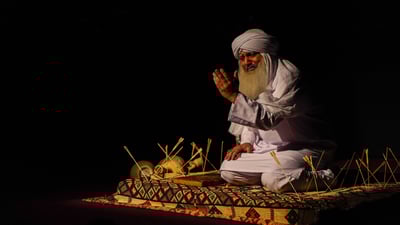 “عندما بكت الملائكة”.. العتبة العلوية تقدم عرضاً مسرحياً يحاكي واقعة كربلاء (صور)