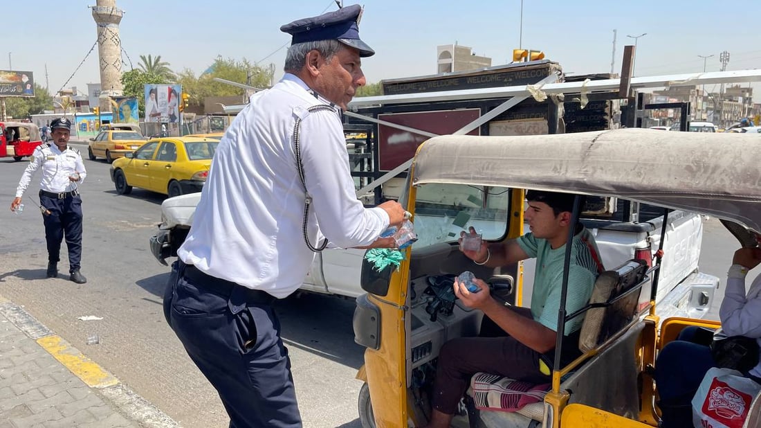 صور من مدينة الصدر: رجال المرور تفرغوا لسقي العطاشى في تقاطع الحمام