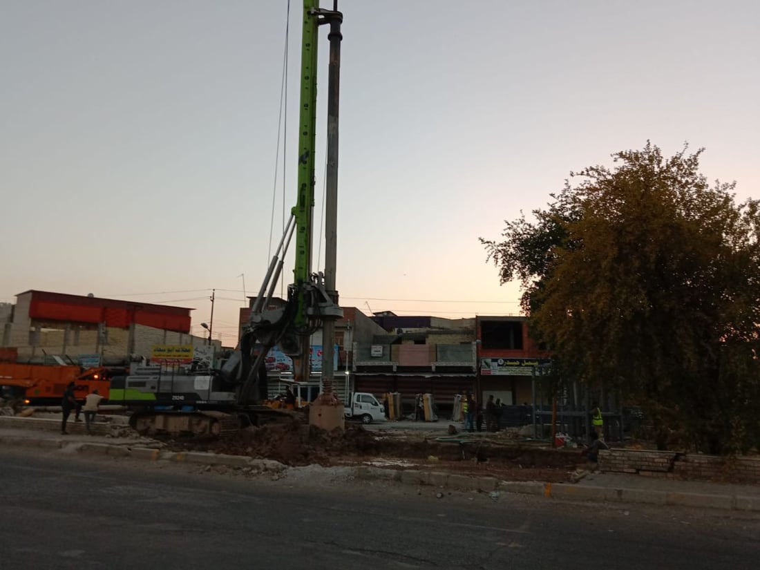 الجهد الحكومي يعود إلى مجسر الفضيلية بعد فض الاشتباك مع الماء والكهرباء (فيديو)