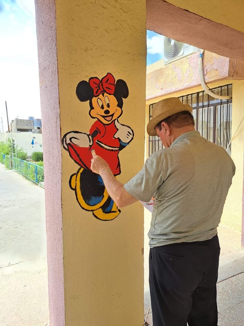 مبادرة الرائدة نزيهة سليم.. فنانو تلعفر يزينون المدارس برسوم كارتونية (صور)