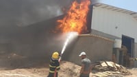 خلال دقائق.. فرق الدفاع المدني تخمد حريقاً في معمل ملح ش...