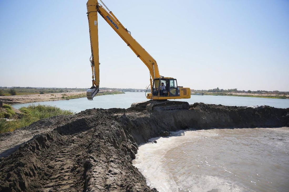 صور من النجف لعمليات كري ورفع ترسبات حوض الفرات