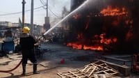 حريق يلتهم محلين في العشار وسط البصرة.. شاهد الدفاع الم
