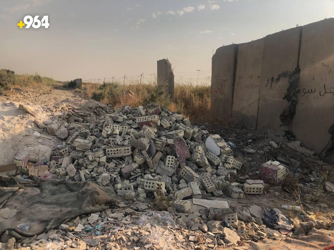 صور: قطار أبو دشير يسير الى جانب أنقاض البناء والسكة تحوّلت لمأوى حيوانات