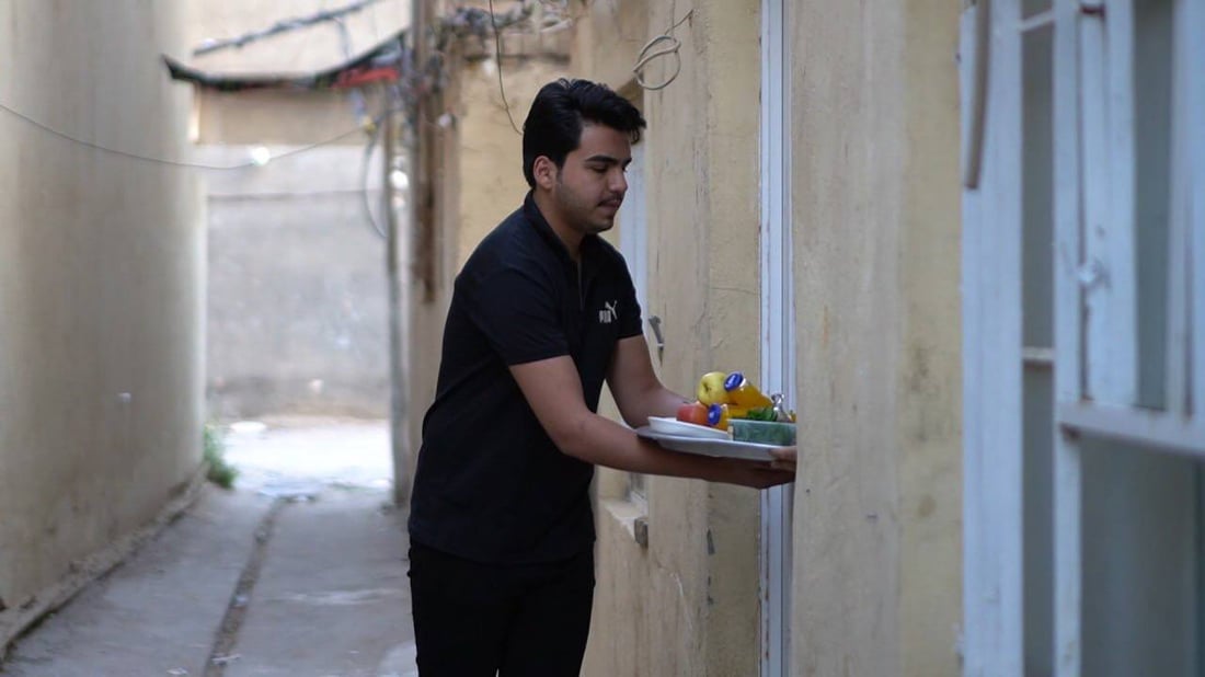صور من المنازل والأزقة.. تبادل الأطباق الرمضانية في الكوت القديمة