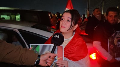 لە بەردەم مزگەوتی شەهید سەردار خەڵكیکی زۆر لە پێشوازی تەرمی شەهید ئەحمەد وەستاون