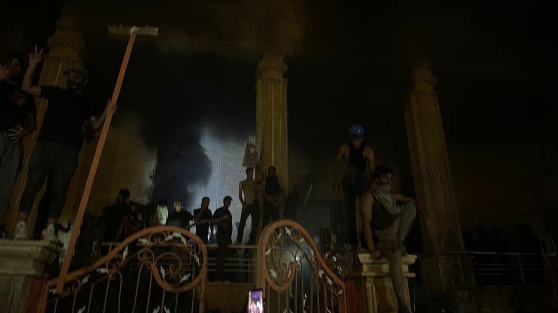 الخارجية: حرق السفارة السويدية “اعتداء على البعثات” والحكومة ستحاسب المنفذين