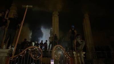 الخارجية: حرق السفارة السويدية “اعتداء على البعثات” والحكومة ستحاسب المنفذين