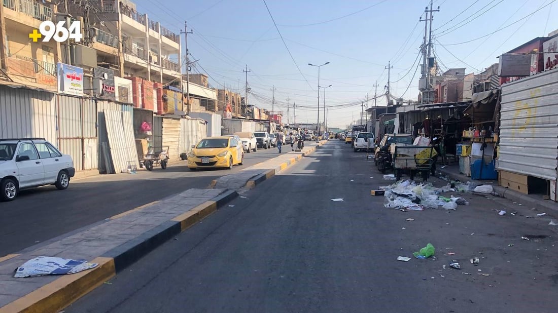 عامل نظافة يحتج على تجار البياع: شارع عشرين أرهقنا والحر قاتل (صور)