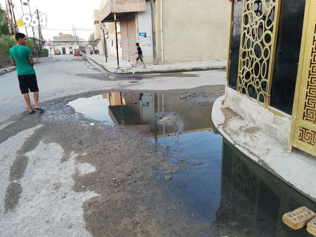 صور: “شهداء العبيدي” غارقة شتاءً وصيفاً.. أغطية المجاري تسرق والقمامة ترمى فيها