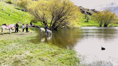 عيد أربيل: خيول وقوارب مطاطية تتسابق بين البحيرة والجبل في چومان المغطاة بالثلج