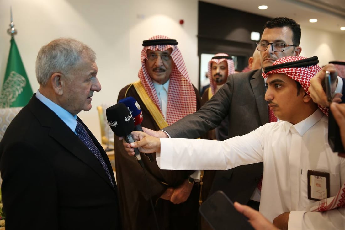 أمير سعودي يفاجئ رئيس الجمهورية بتقرير كتبه رشيد عندما كان يعمل في جازان (صور)