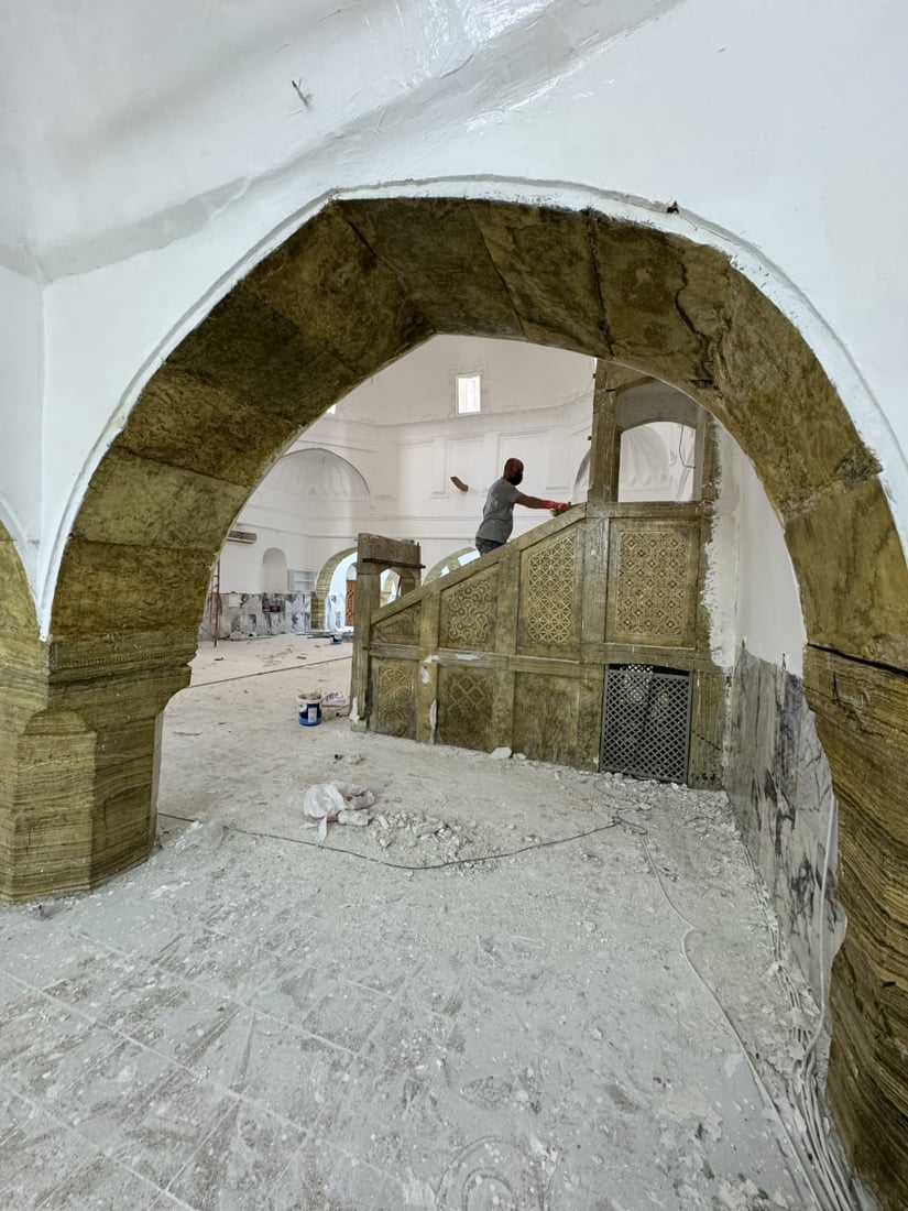 صور: مسجد كويسنجق يكتسي باللون الأبيض.. متبرعون تكفلوا بطلاء المبنى التاريخي