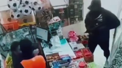 فیلم نییە و راستییە؛ بە چەکەوە دەچنە سەر مارکێتێک و دزی دەکەن