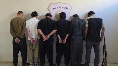 بە تاپڕ تەقەیان لەیەک کرد؛ قۆڵبەست کران