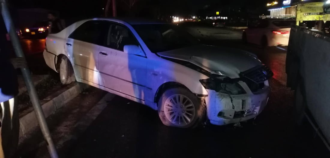  ئۆتۆمبێلێکی شاهینە پەنی نایەوە و دار و هێمای هاتوچۆی شکاند 