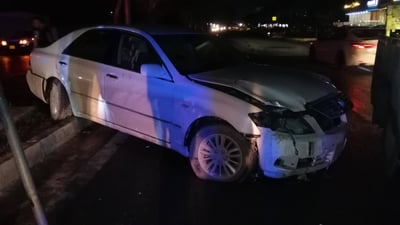  ئۆتۆمبێلێکی شاهینە پەنی نایەوە و دار و هێمای هاتوچۆی شکاند 