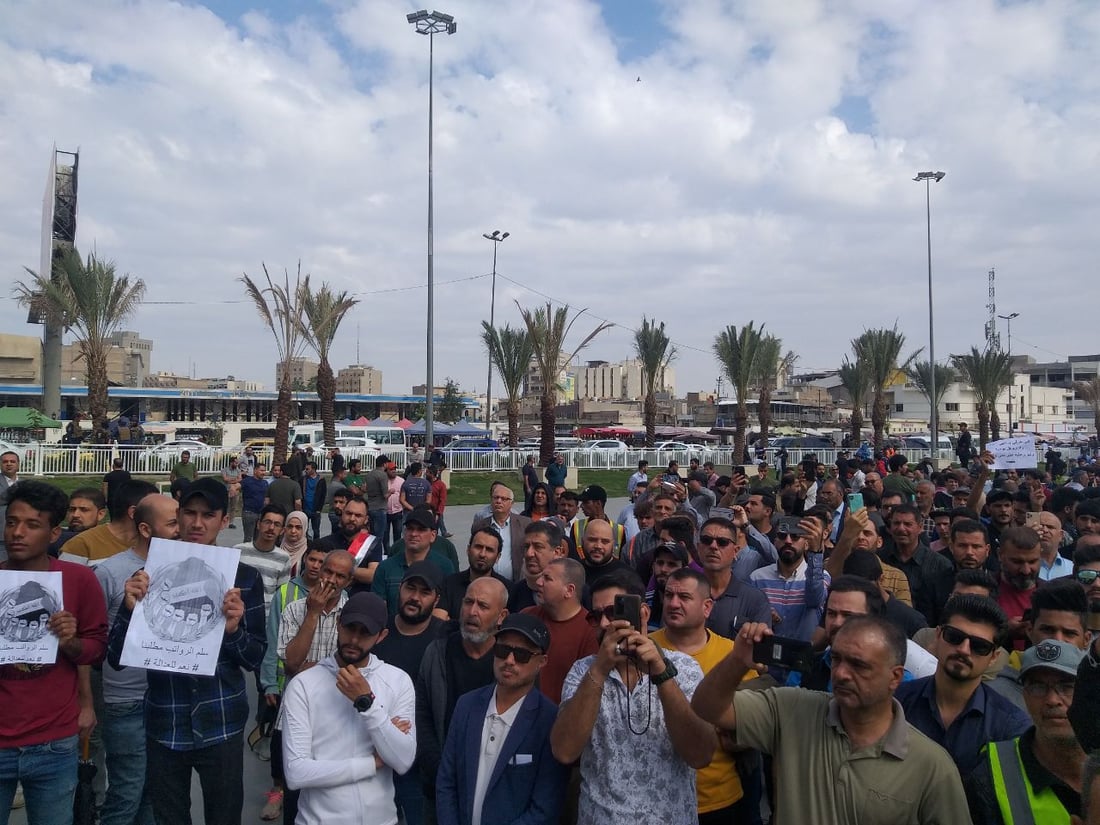 فيديو: تظاهرة للموظفين عند المنطقة الخضراء.. “سلم رواتب عادل أو الإضراب”