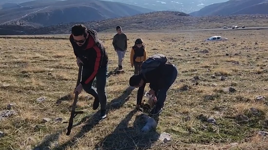 چوار ژینگەدۆست خزمەتی چیای ماکۆک دەکەن