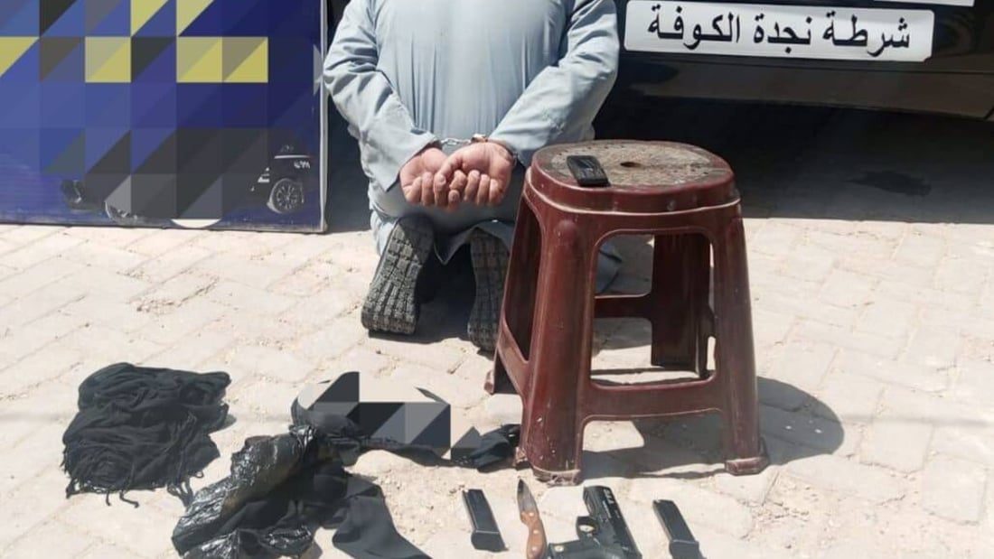 لص يرتدي عباءة نسائية يتجول في سوق الكوفة.. الشرطة ضبطت بحوزته مسدس وسكين