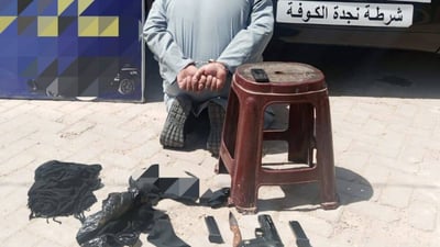 لص يرتدي عباءة نسائية يتجول في سوق الكوفة.. الشرطة ضبطت بحوزته مسدس وسكين