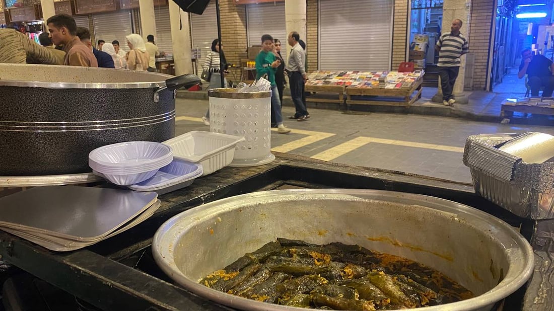 صور: ليل المتنبي لا يقل جمالاً عن نهاره.. باعة إندومي ودولمة وجبس نيتروجين!