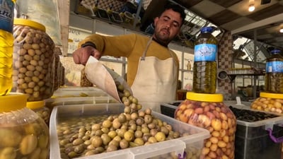 صور: “الفاضلية” تنتج 4 أصناف من الزيتون العراقي و”الطرشي” بخلطة الأجداد