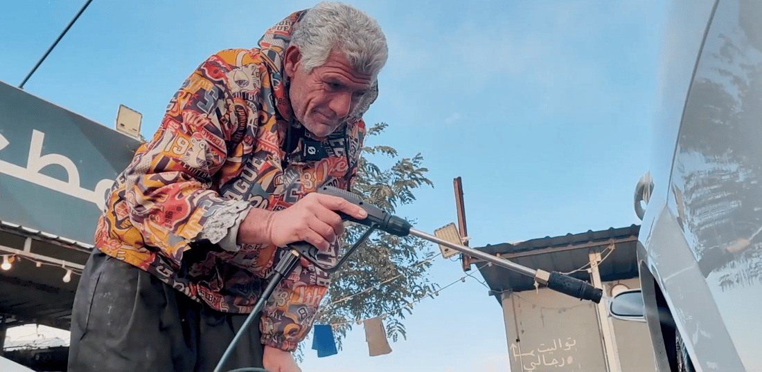 Veteran car washer in Tuz Khurmatu continues work after four decades