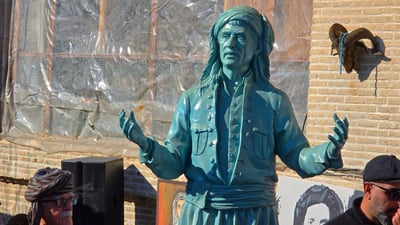 لەو ماڵەی حەسەن زیرەک تیایدا دەمایەوە پەیکەرێکی بۆ دانرا