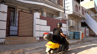 فيديو: لن تصادف هذا إلا في الكوت.. عباس دليفري “ثقة” يوصل الذهب والأطفال وكل شيء