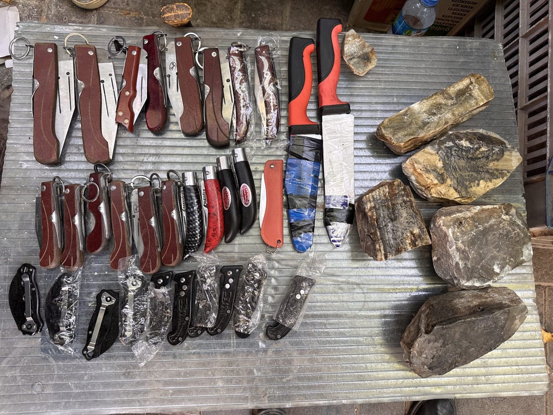 79-year-old knife vendor supports family through decades-long trade