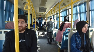 صور: سيارات العتبة وصلت جامعة تلعفر والنقل مجاناً لطلبة الأقسام الداخلية