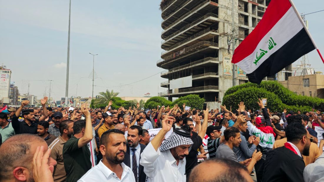 تظاهرة حاشدة لموظفي التربية وعمال البلدية في كربلاء: سيقتلنا الجوع (صور)