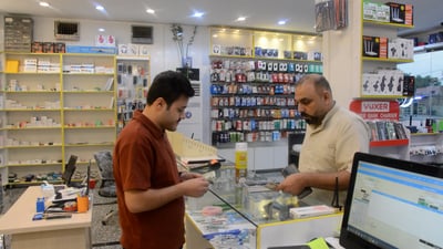 أيفون 16 العراقي ارتفع 500 ألف بالأقساط والإقبال يتزايد (فيديو)